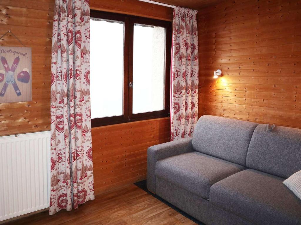 un salon avec un canapé et une fenêtre dans l'établissement Studio 4 pers avec vue sur vallée, animaux admis - FR-1-322-619, aux Orres