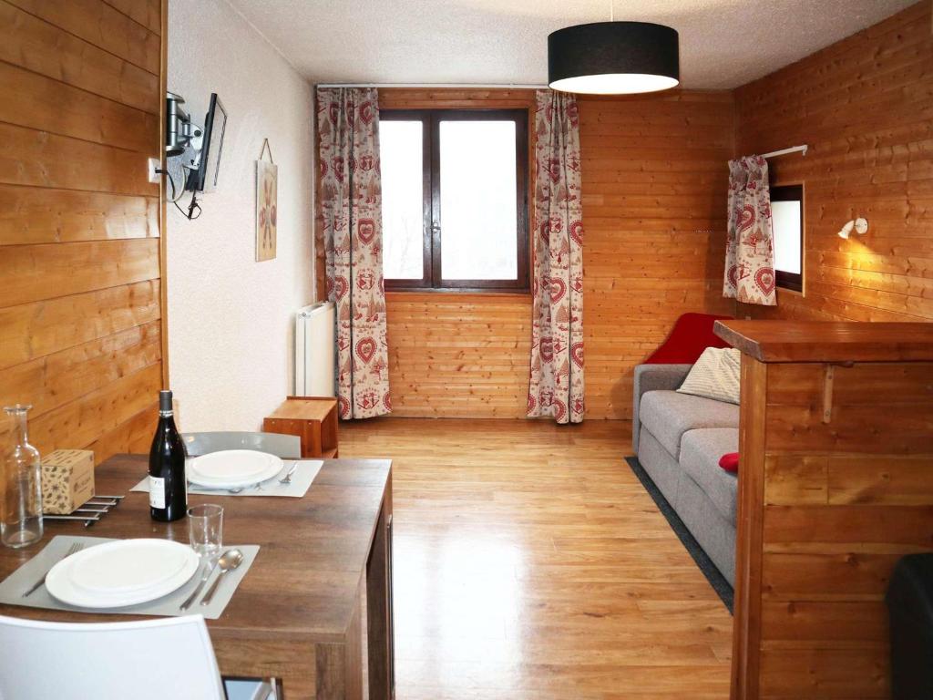 - un petit salon avec un canapé dans l'établissement Studio confortable pour 2 en plein centre, Les Orres 1650 - FR-1-322-622, aux Orres