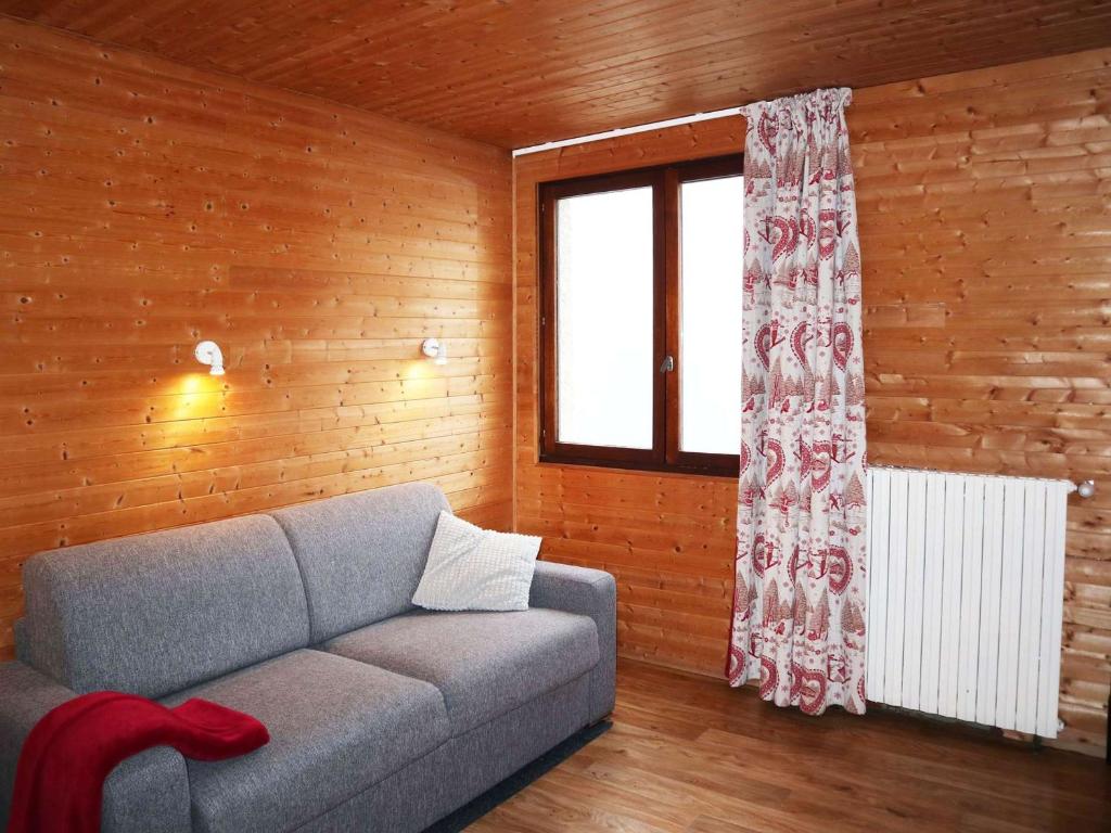 un salon avec un canapé et une fenêtre dans l'établissement Studio confortable pour 2 personnes au cœur des Orres 1650 - FR-1-322-608, aux Orres