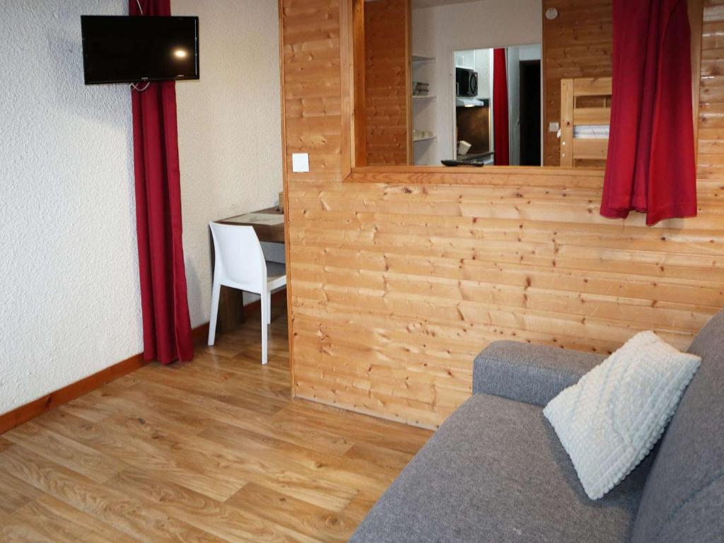 un salon avec un canapé et une table dans l'établissement Studio cosy 4 pers, Les Orres 1650, skis aux pieds - FR-1-322-609, aux Orres