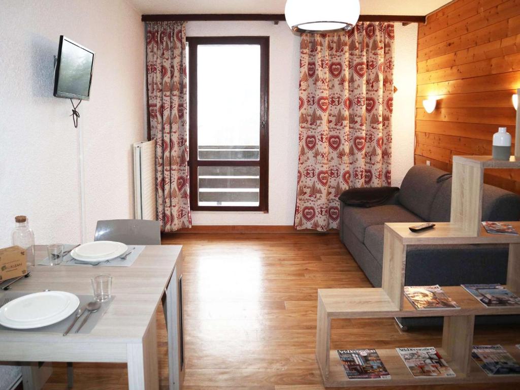 un salon avec un canapé et une table dans l'établissement Studio cosy 2 pers au cœur des Orres 1650, balcon, box à skis - FR-1-322-613, aux Orres