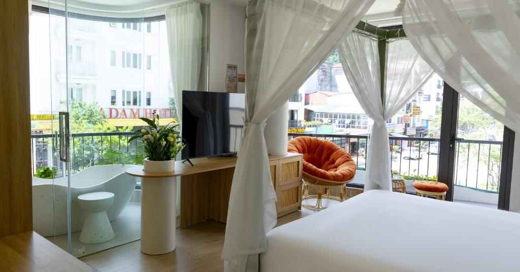Tropical Paradise Sapa Hotel & Coffee في سابا: غرفة نوم بسرير وتلفزيون ونافذة