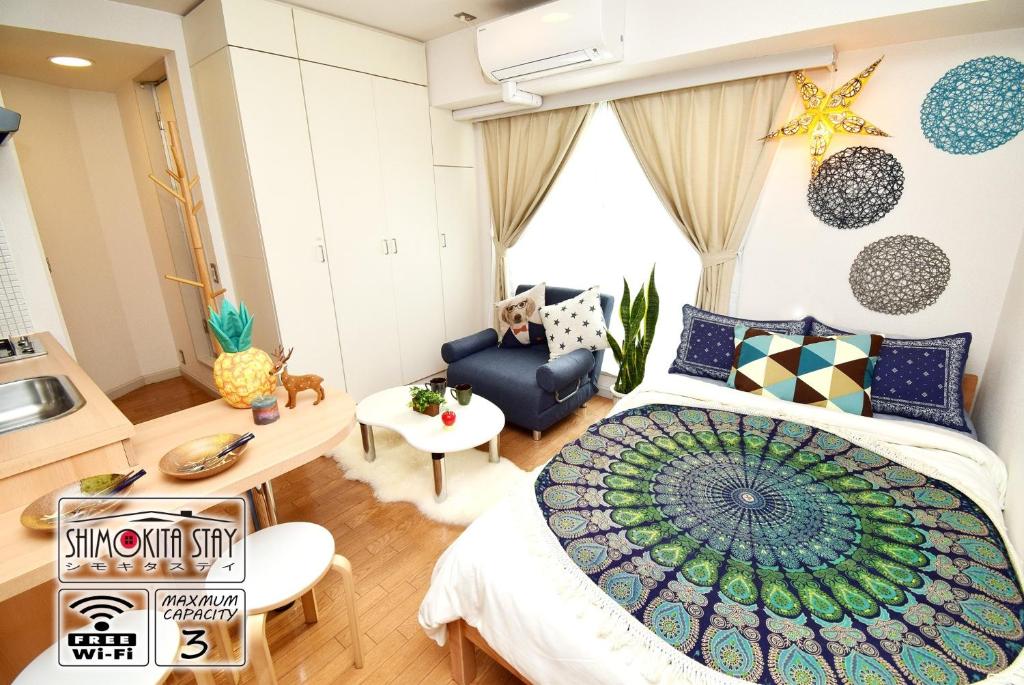 um quarto com uma cama grande e uma cozinha em KITAZAWA CS HOUSE / Vacation STAY 68573 em Tóquio