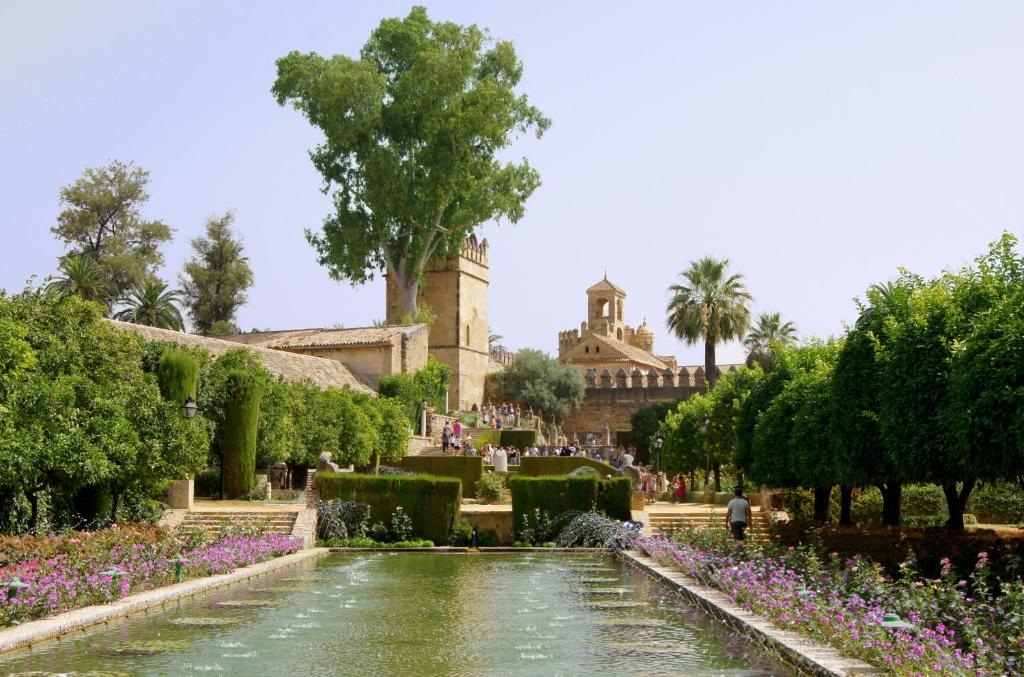 A garden outside Hotel Conde de Cárdenas