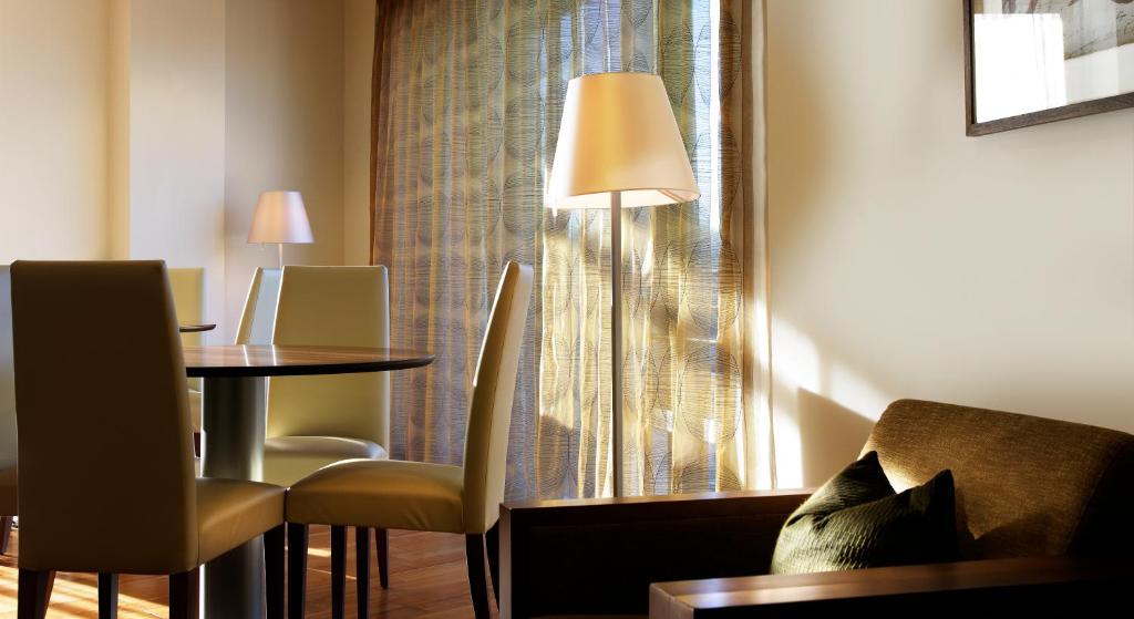 Uma área de estar em The River Lee Hotel a member of The Doyle Collection