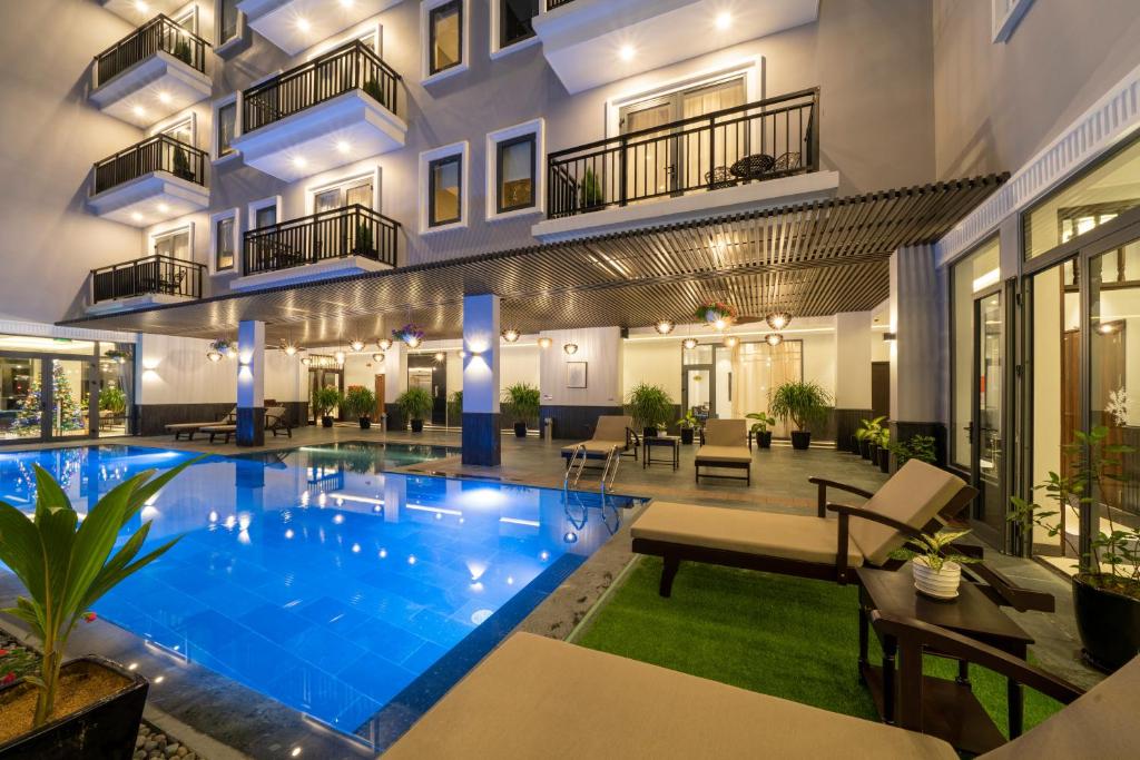 una piscina en el medio de un edificio en Eco Lux Riverside Hotel & Spa, en Hoi An