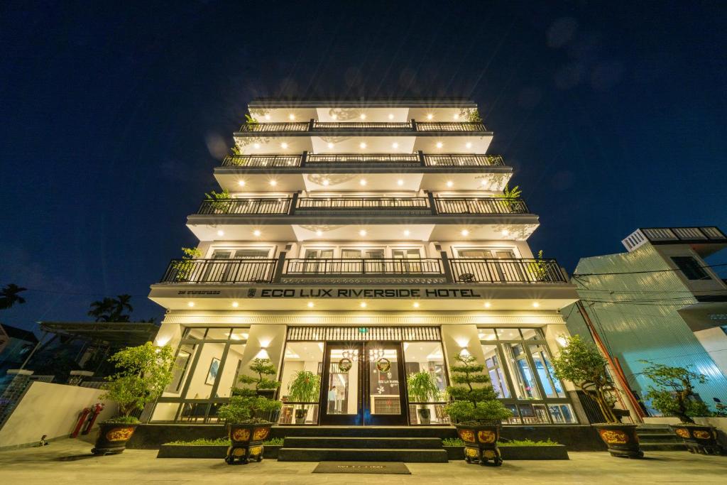 un grand bâtiment avec des lumières au-dessus dans l'établissement Eco Lux Riverside Hotel & Spa, à Hội An