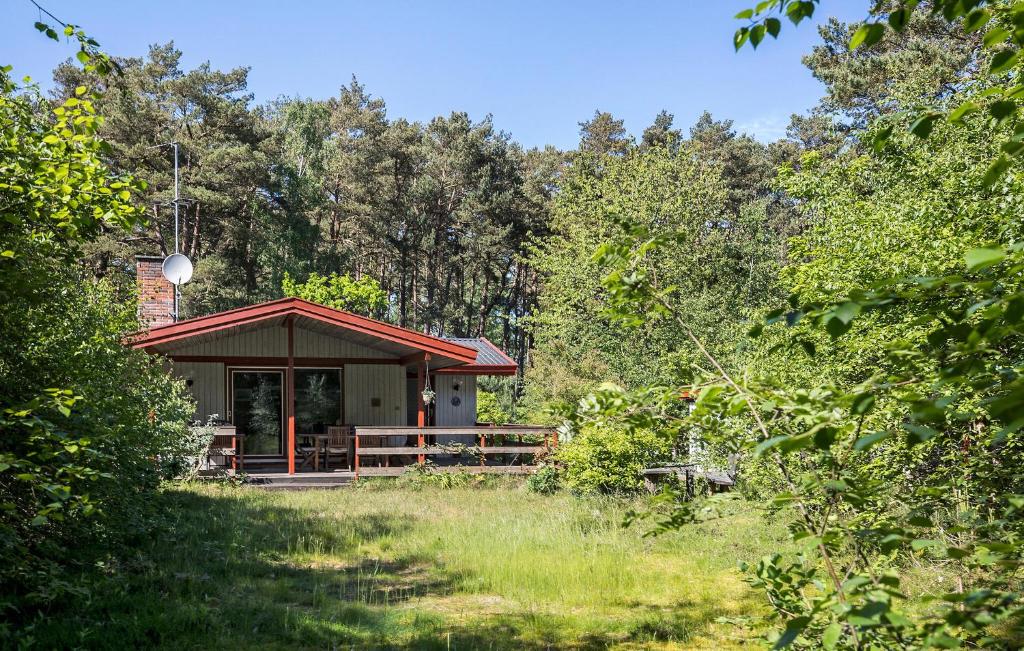 eine kleine Hütte in der Mitte eines Feldes in der Unterkunft 3 Bedroom Lovely Home In Nex in Vester Sømarken
