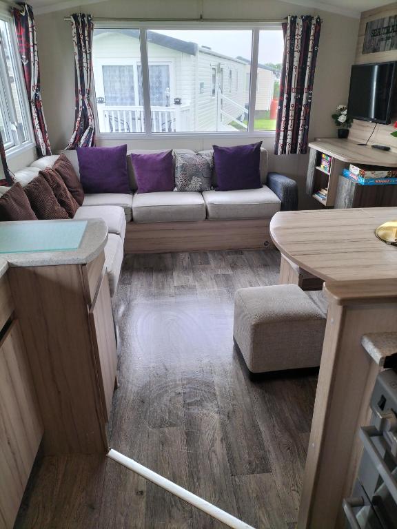 - un salon avec un canapé et une table dans l'établissement Haven Holiday Park 3 bedroom Cala Gran Fleetwood, à Thornton