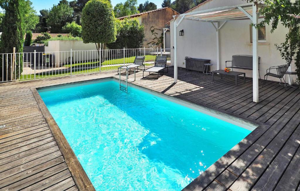 einen Pool auf einer Holzterrasse in der Unterkunft La Villa De Maussane in Maussane-les-Alpilles