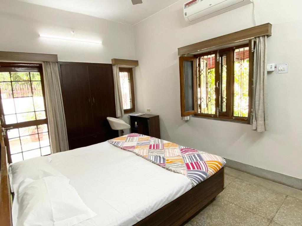 1 dormitorio con cama y ventana en Garden View Residency, Deluxe Queen Room 1, en Lucknow
