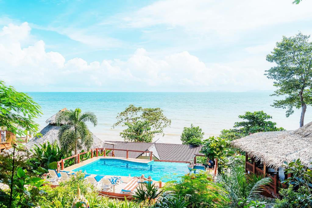 uma imagem de um resort com uma piscina e o oceano em Koh Jum Resort em Ko Jum