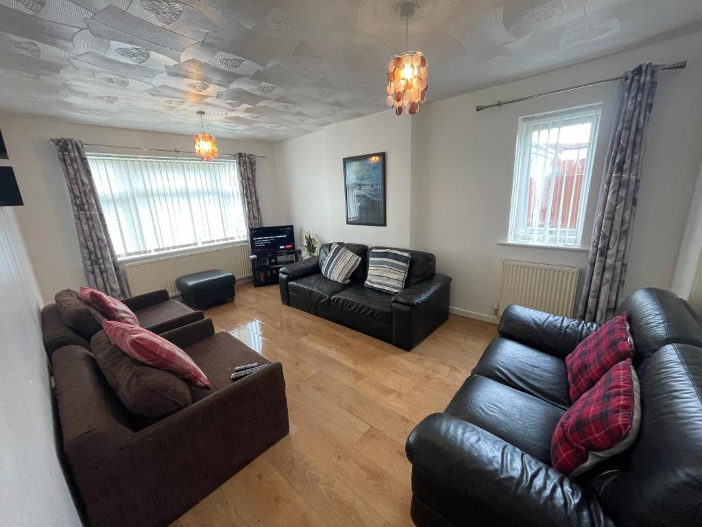 uma sala de estar com dois sofás e um sofá em Crompton Haven, Liverpool Accessible Home em Liverpool