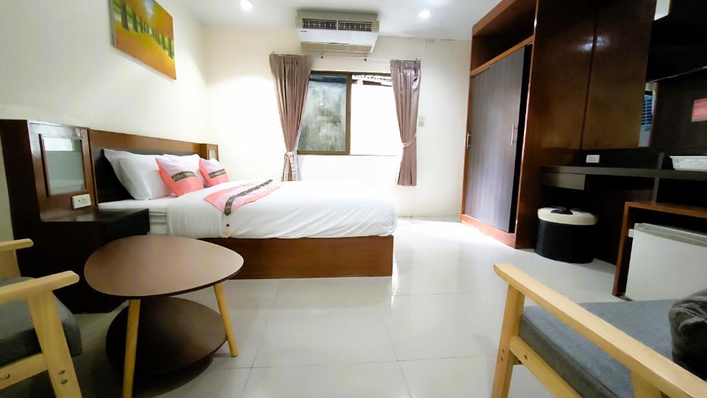Postel nebo postele na pokoji v ubytování Lucky Buako Hotel Patong