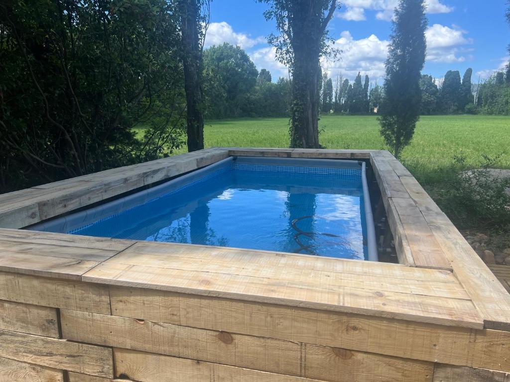 une piscine dans un mur de soutènement en bois dans l'établissement Mazet au pied des Alpilles, avec Piscine & Pétanque, à Salon-de-Provence