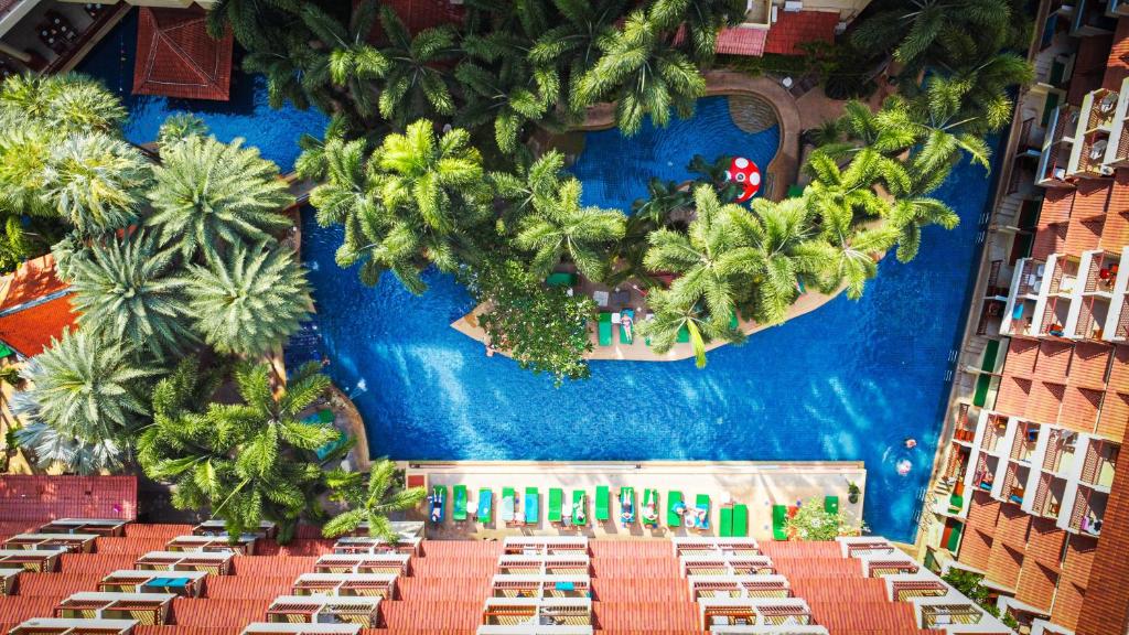 una vista aérea de un escenario con sillas y palmeras en Baumanburi Hotel - SHA Extra Plus, en Patong Beach