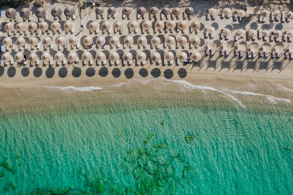 uma vista aérea de uma praia com guarda-sóis e do oceano em Aegean Palace em Plaka