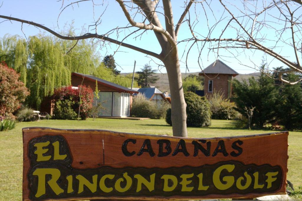 un cartel en un patio frente a una casa en Cabañas El Rincón del Golf en Sierra de la Ventana