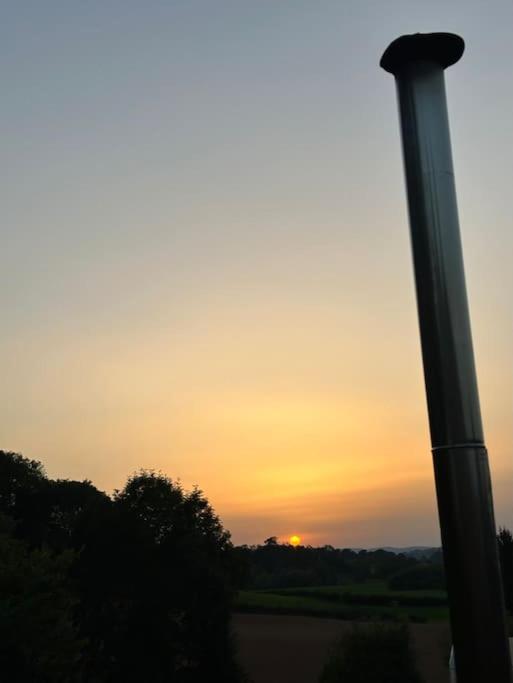 Východ nebo západ slunce při pohledu z kempu nebo okolí