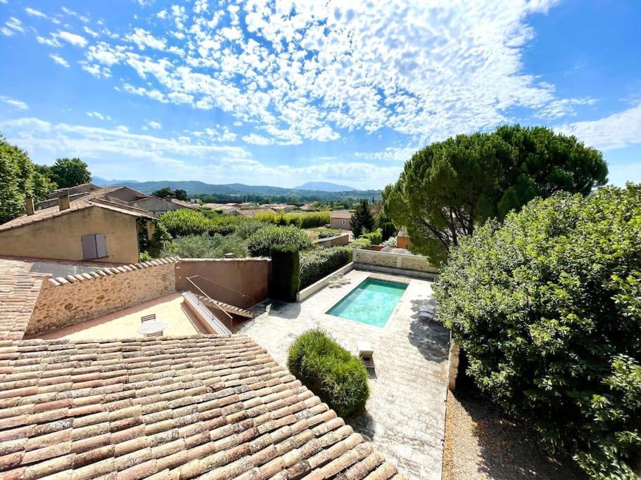 une vue depuis le toit d'une maison avec piscine dans l'établissement Le Mas de L'Olivier, à Saint-Maurice-sur-Eygues