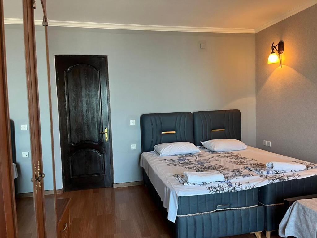 Postel nebo postele na pokoji v ubytování Yellow House - Vaja