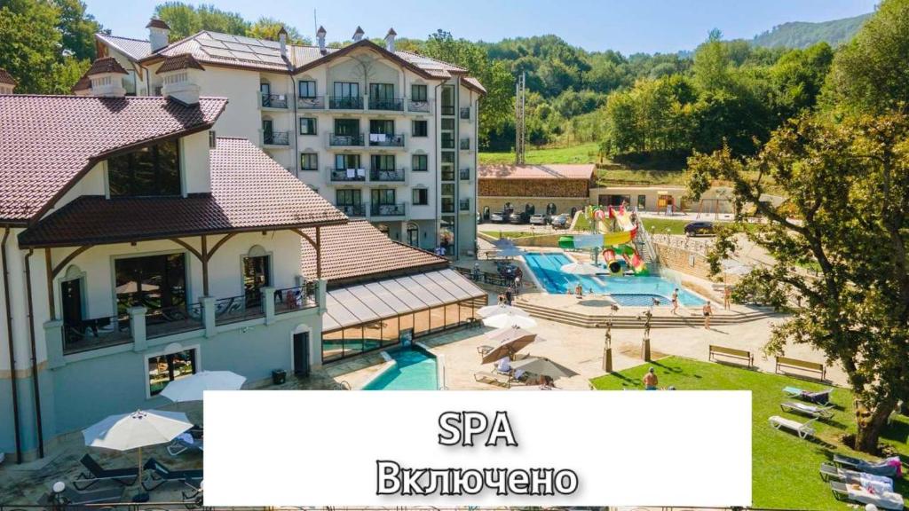 Bazén v ubytování Molfar Resort Hotel & SPA Карпати nebo v jeho okolí