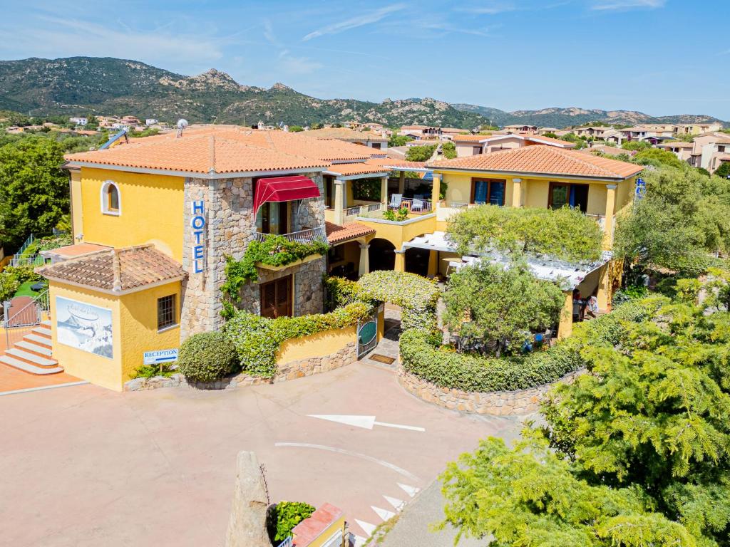 una vista aerea di una casa con cortile di Hotel Lu Pitrali a San Teodoro