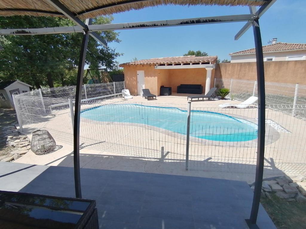 une clôture autour d'une piscine dans une cour dans l'établissement Proche d'Anduze Villa 4 pièces 110 m2 avec piscine, à Saint-Jean-de-Serres