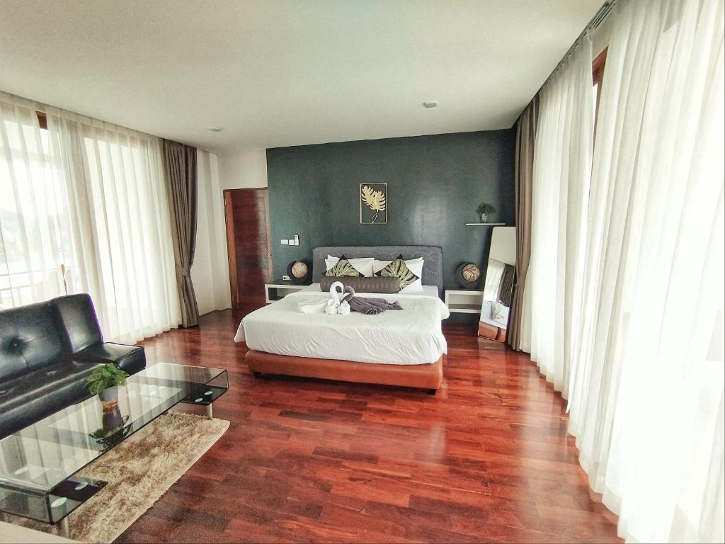 Phi Phi Mountain Beach Resort SHA Certified في جزيرة في في: غرفة نوم كبيرة مع سرير وأريكة