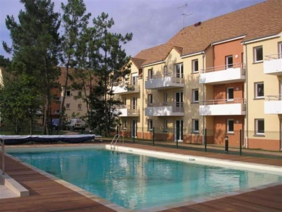 an empty swimming pool in front of a building at appartementT2 à 2 pas du circuit in Le Mans