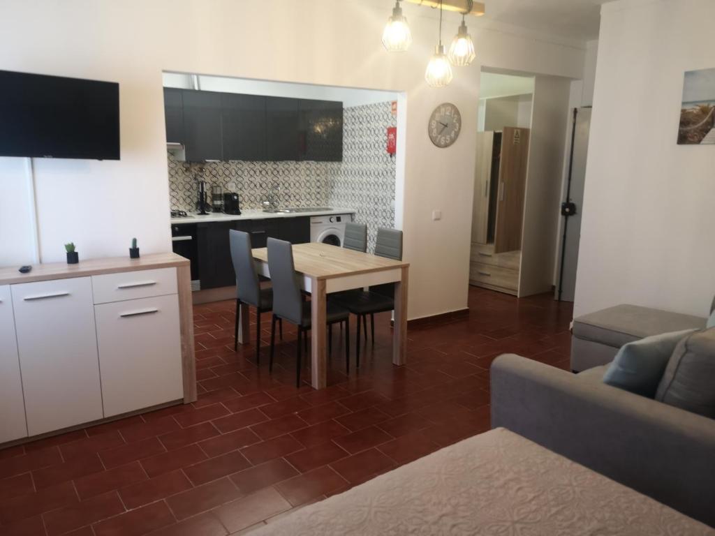 cocina y sala de estar con mesa y sillas en Panorama Apartament, en Portimão
