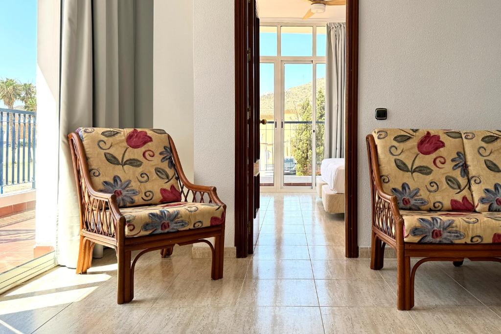 a living room with two chairs and a window at Hotel Don Ignacio in San José