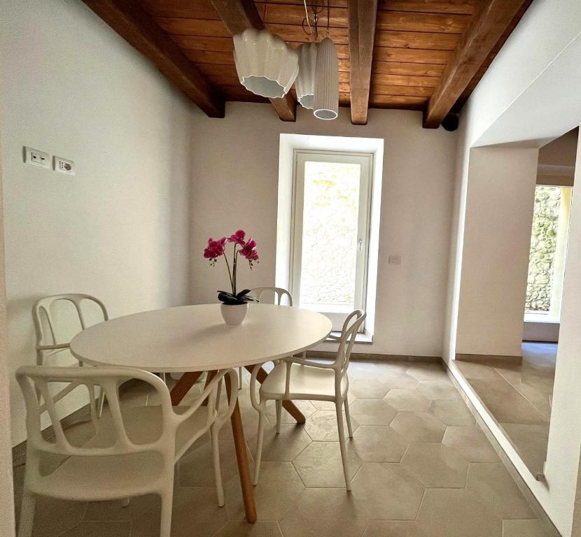 - une salle à manger avec une table et des chaises dans l'établissement Charme in Centro with private parking, à Ascoli Piceno