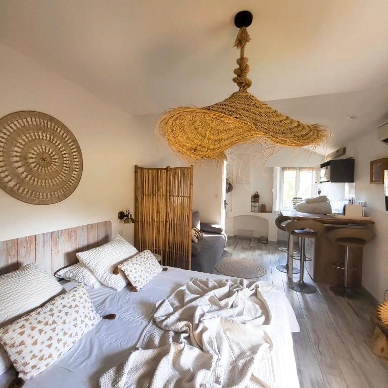 Postel nebo postele na pokoji v ubytování Hôtel Auberge Provençale