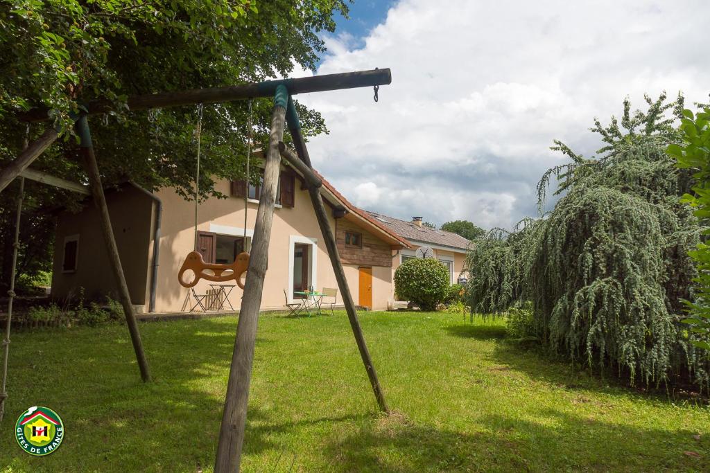 une balançoire dans une cour devant une maison dans l'établissement Ôdétente, à Brié-et-Angonnes