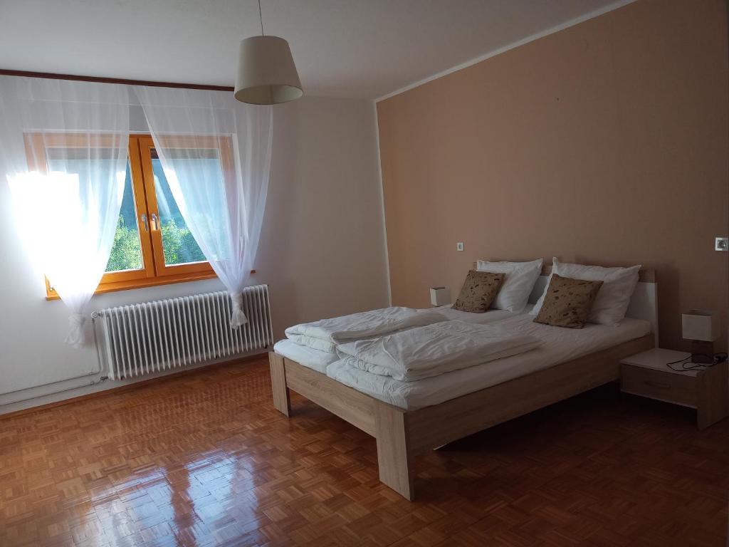 Postel nebo postele na pokoji v ubytování Lahova hiša