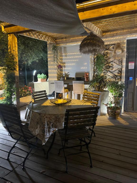 Patio nebo venkovní prostory v ubytování Hôtel Auberge Provençale