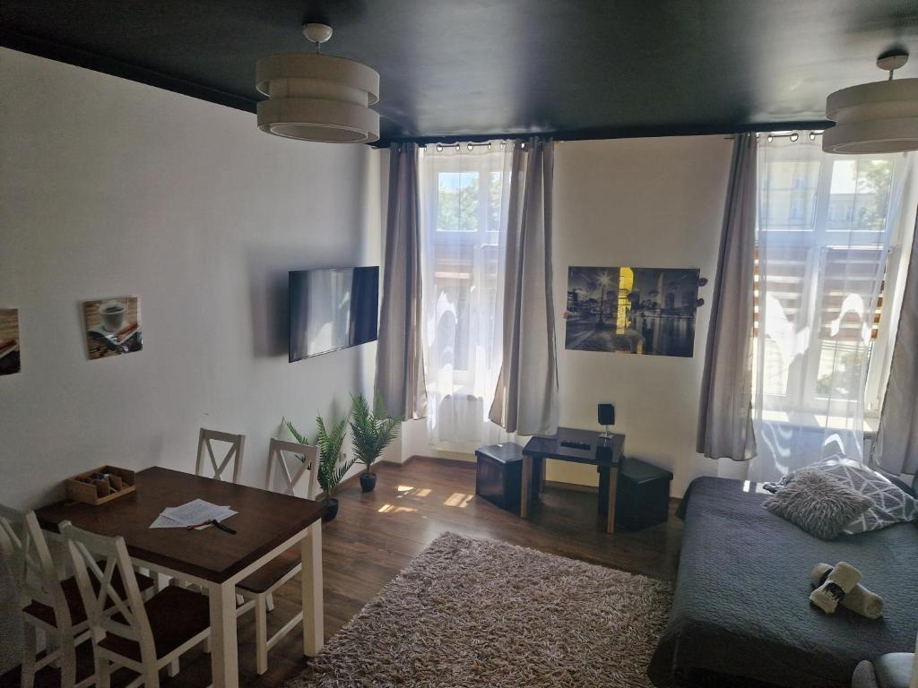 Televisyen dan/atau pusat hiburan di Apartament Azyl
