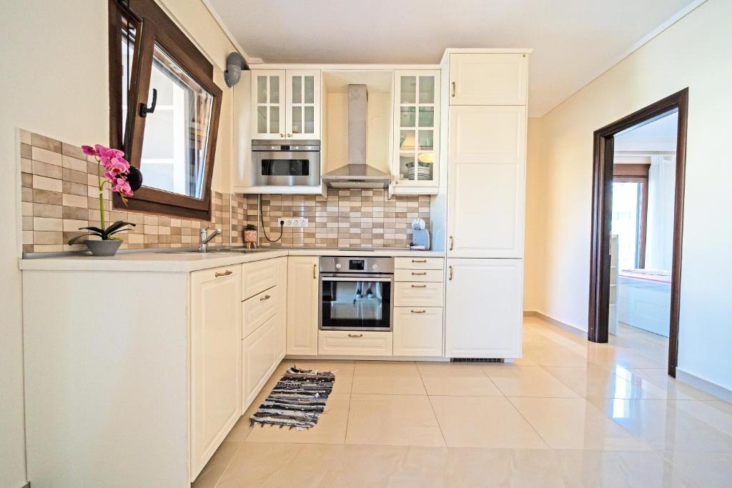 Kuchyňa alebo kuchynka v ubytovaní LUXURY AND SUNNY APARTMENT 250 mts FROM THE BEACH!!