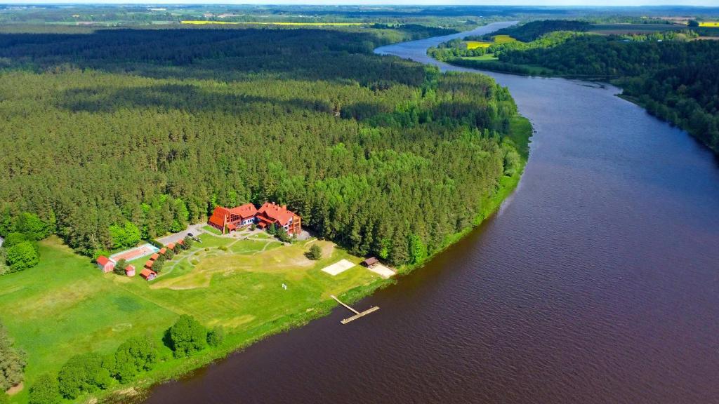 duży dom na wyspie w wodzie w obiekcie Nemuno Slėnis w mieście Birsztany