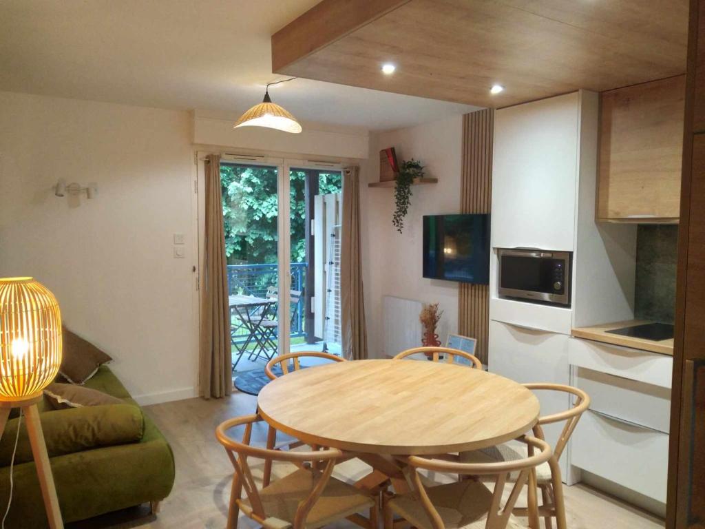 Et tv og/eller underholdning på Duplex lumineux - 40m2 - 2 chambres - Balcon terrasse - Parking - Entierement renové en Mai 2024