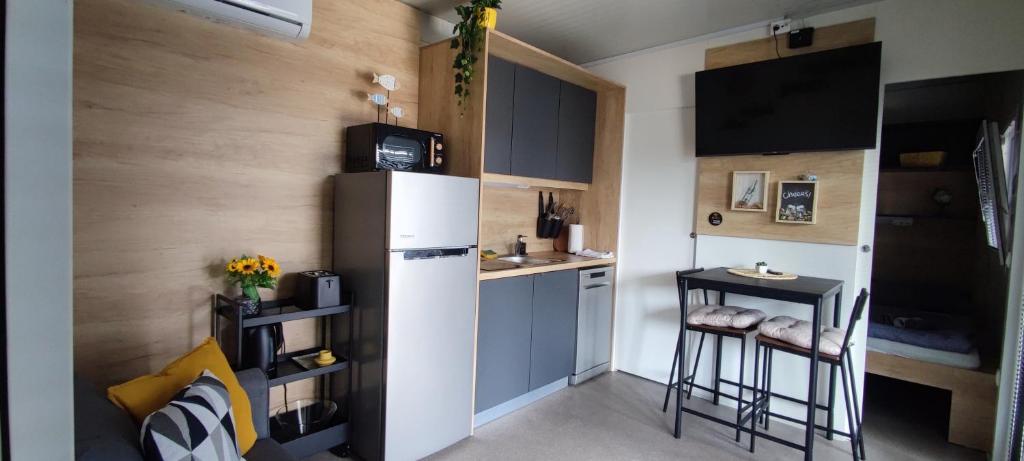 Kuchnia lub aneks kuchenny w obiekcie Mobile home - Bokun mora