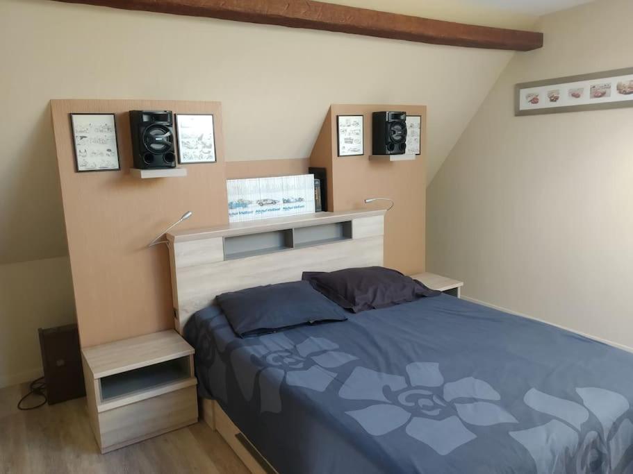 ein Schlafzimmer mit einem Bett und zwei Lautsprechern an der Wand in der Unterkunft Mulsanne Corner in Mulsanne
