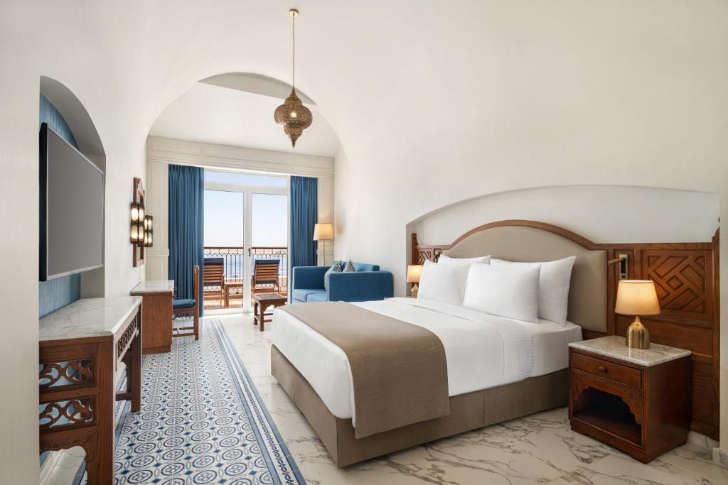 Postel nebo postele na pokoji v ubytování Movenpick Resort Sharm El Sheikh