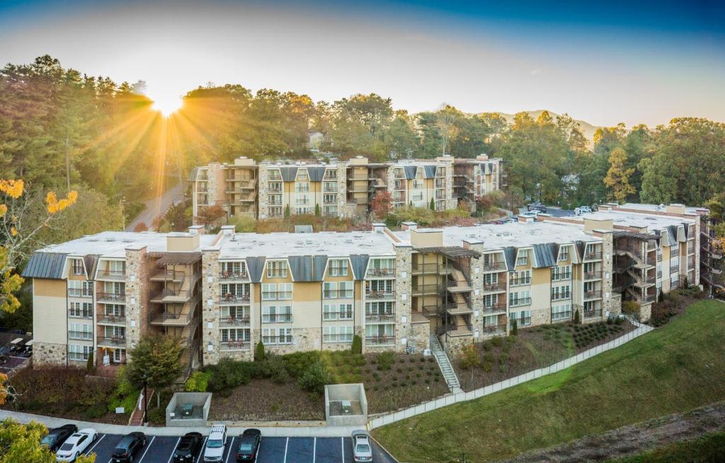 una vista aérea de un complejo de apartamentos con aparcamiento en The Residences at Biltmore - Asheville, en Asheville