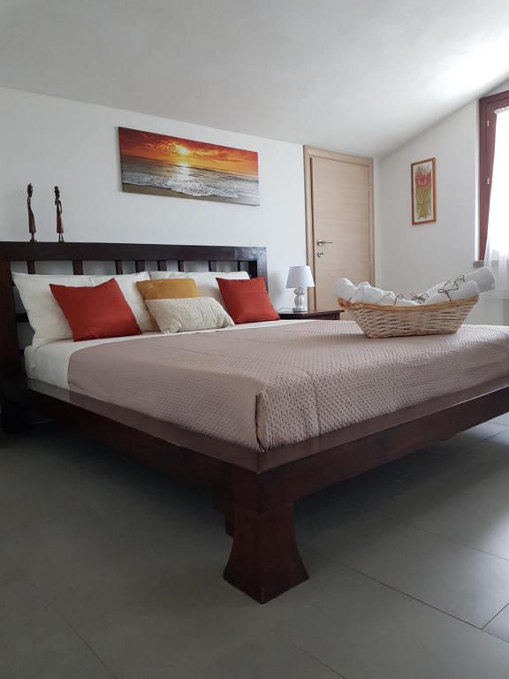 サッサリにあるVilla del Mar Country Loftのベッドルーム1室(大型ベッド1台、赤い枕付)