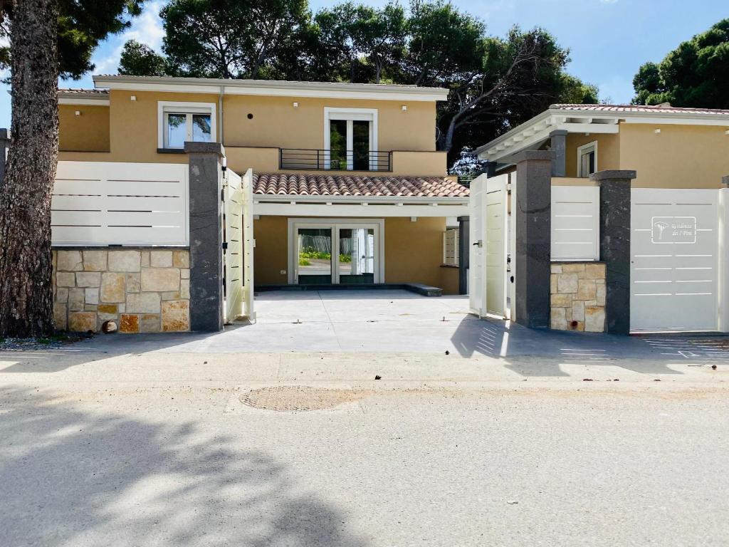 ein Haus mit einem Tor und einer Garage in der Unterkunft Nuova Residenza dei 7 Pini a pochi passi dal mare in Porto Pino