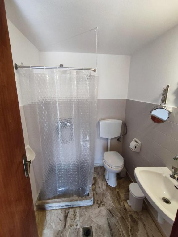 Koupelna v ubytování Manolis Rooms Vathys