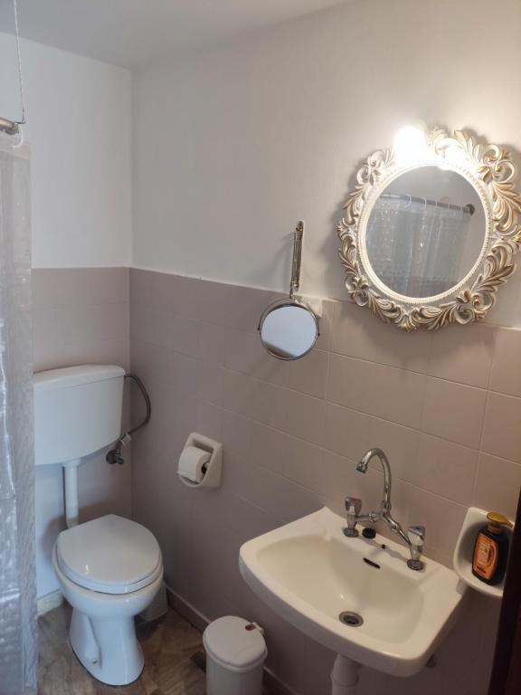 Koupelna v ubytování Manolis Rooms Vathys