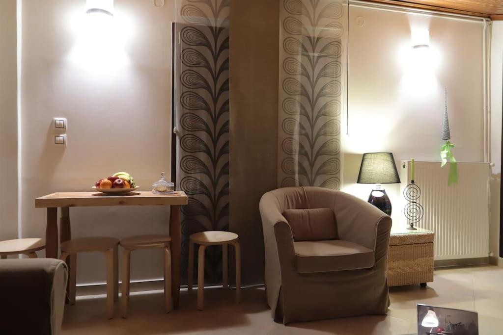 Una sala de estar con una silla y una mesa. en Sweet memories Δίπλα στο Μύλο των Ξωτικών, en Tríkala
